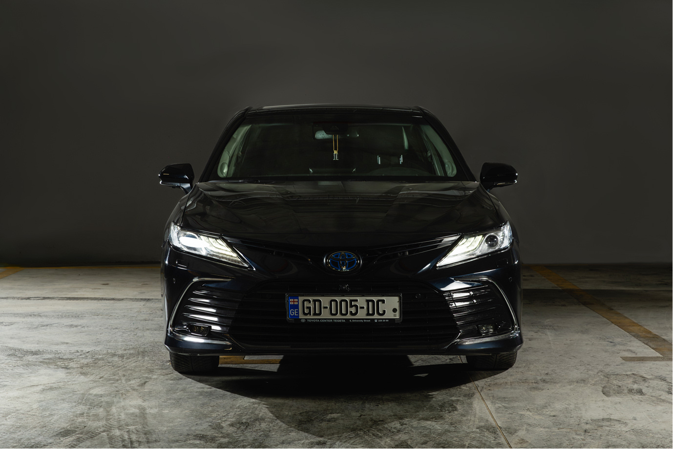 Toyota Camry  thumbnail 2